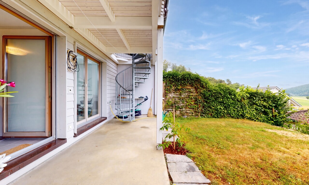 terrasse mit from property, rasen, day time, und terrasse