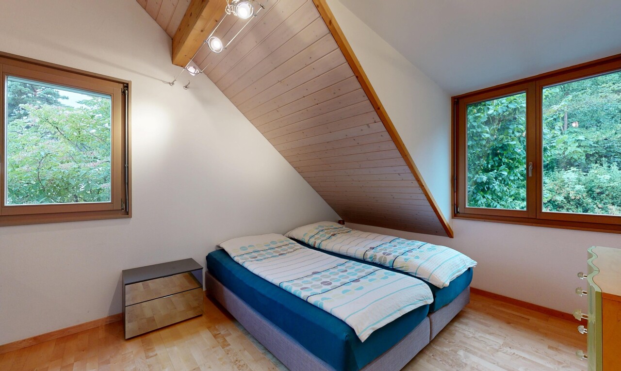 zimmer / schlafzimmer mit inside property, holzfußboden, wood finish floor, holzdecke, und wood ceiling