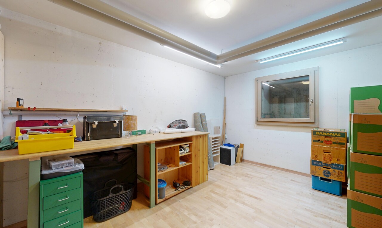 büro mit light floor, holzfußboden, wood finish floor, gipskartonwand, und drywall