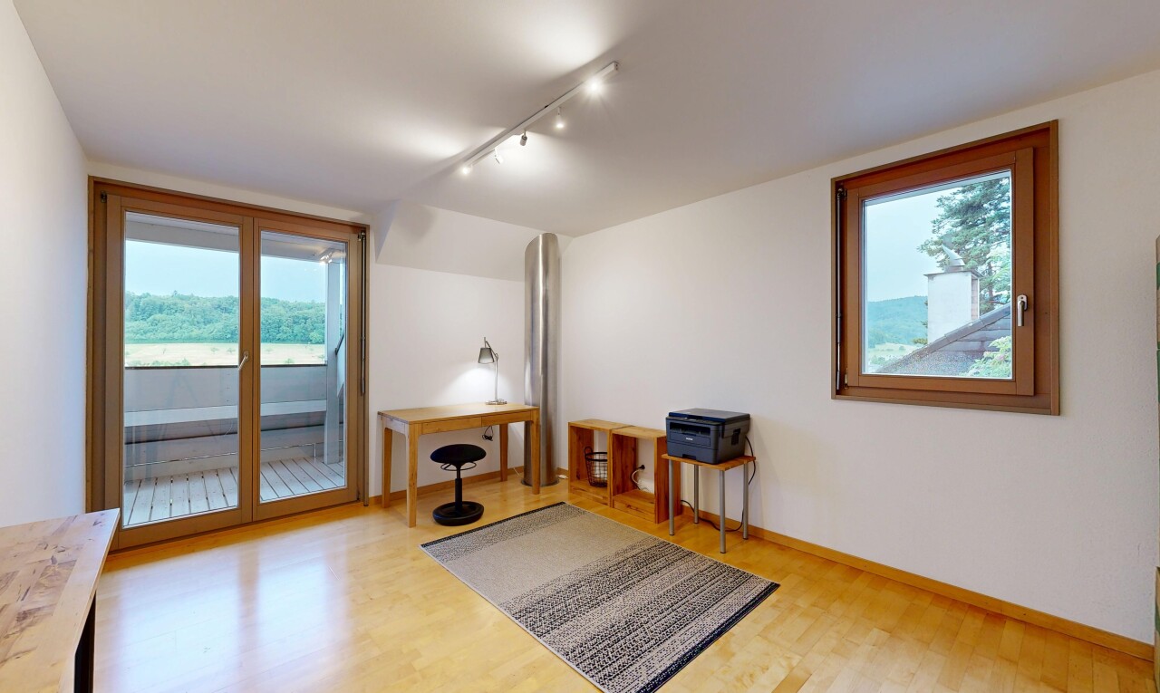 wohnzimmer mit inside property, natürliches licht, natural light, deckenbeleuchtung, und track lighting