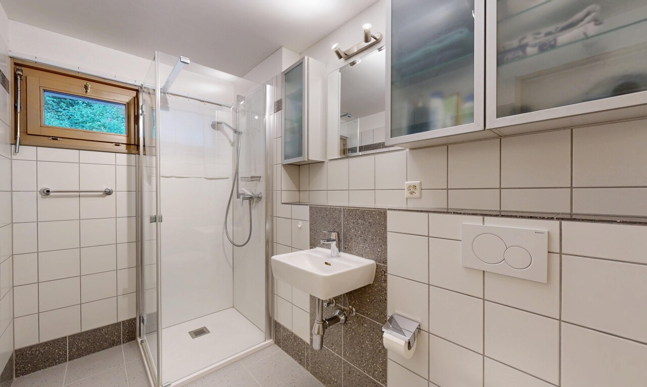 bad mit dusche, komplettes badezimmer, spiegel, inside property, und fliesenwand
