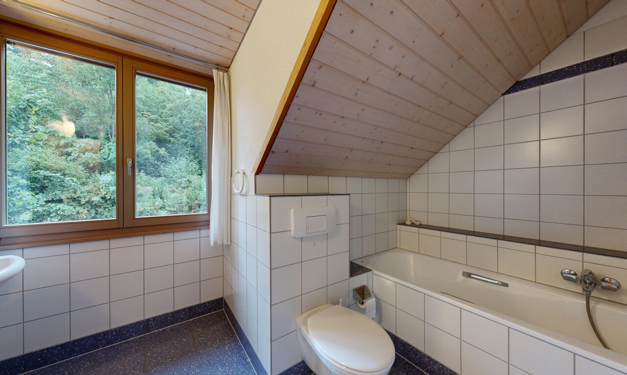 bad mit fliesenwand, tile wall, bad, inside property, und toilette