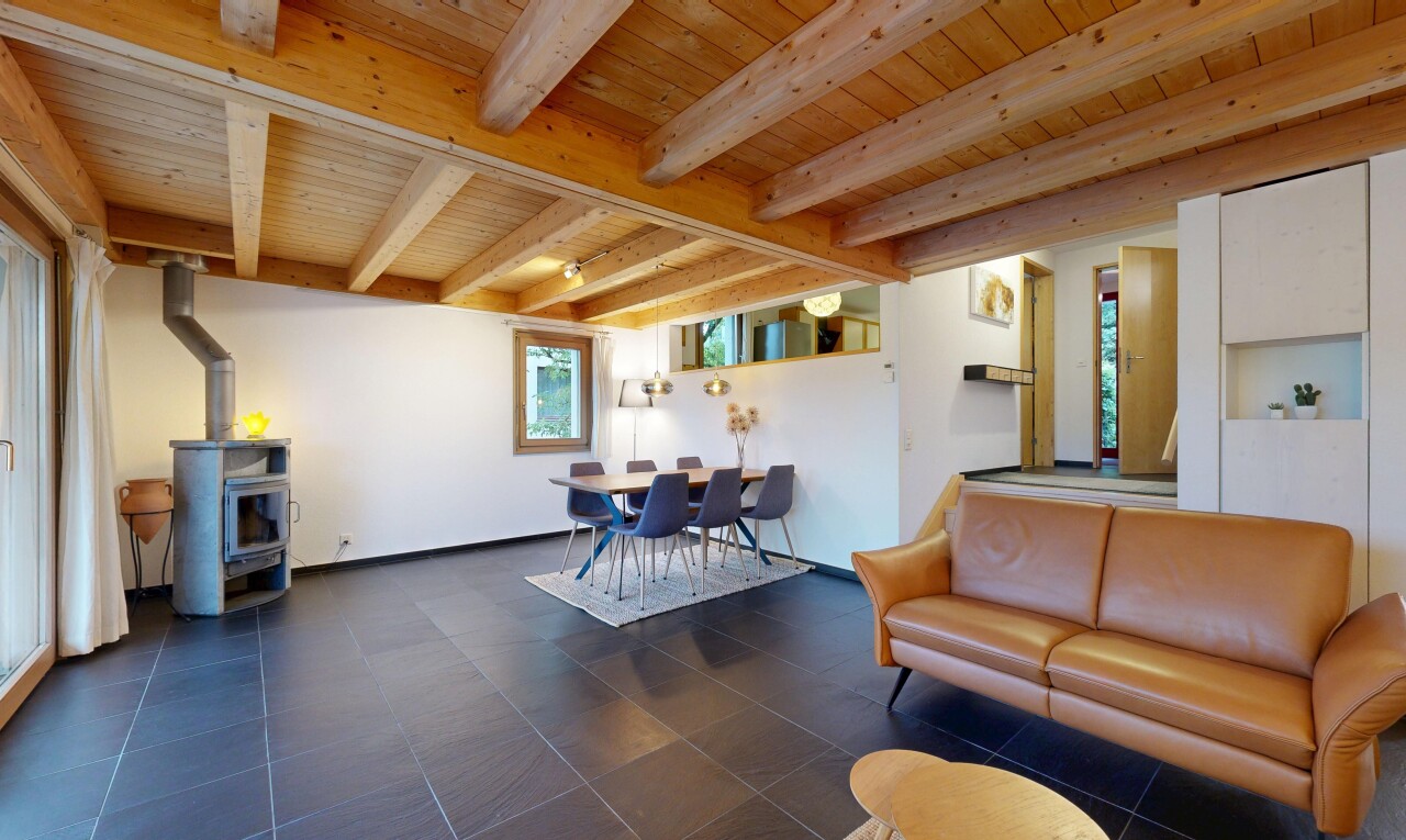 wohn- / esszimmer mit holzofen, inside community, gipskartonwand, drywall, und balkendecke