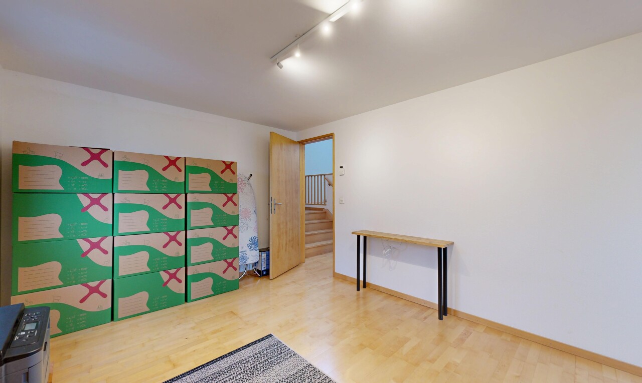leerer raum mit gipskartonwand, drywall, holzfußboden, wood finish floor, und deckenbeleuchtung