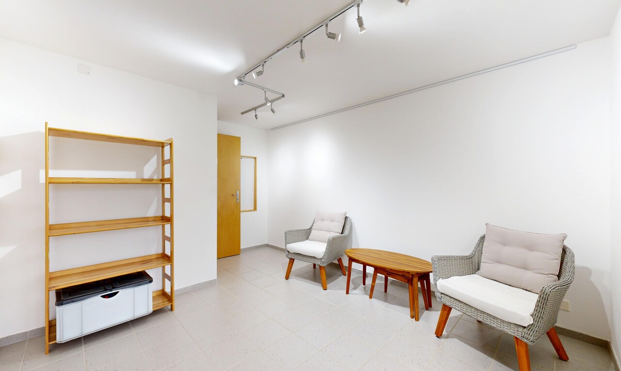 wohnzimmer mit deckenbeleuchtung, track lighting, gipskartonwand, drywall, und light floor