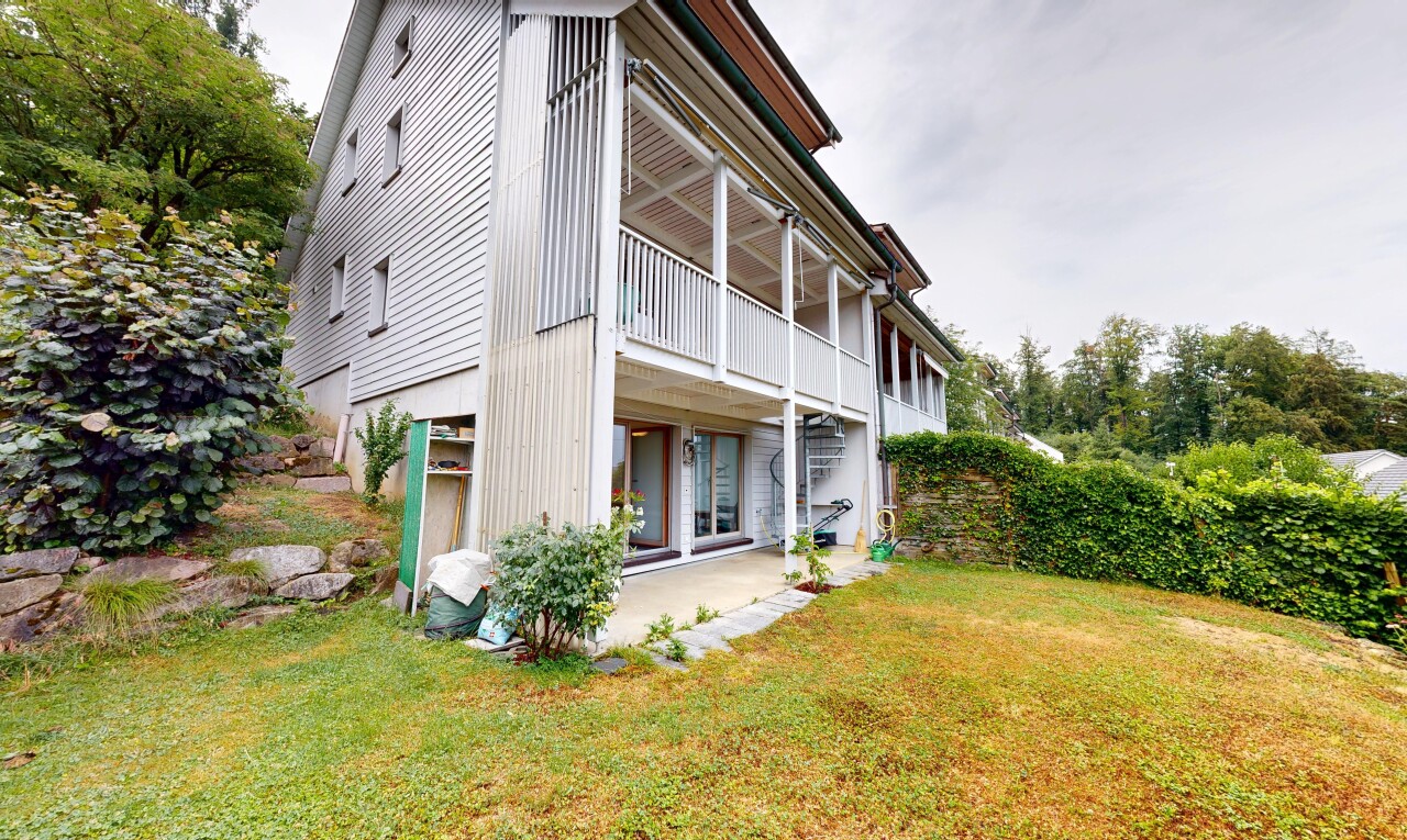 außenansicht mit overcast, property visible, vertikale verkleidung, balkon, und terrasse