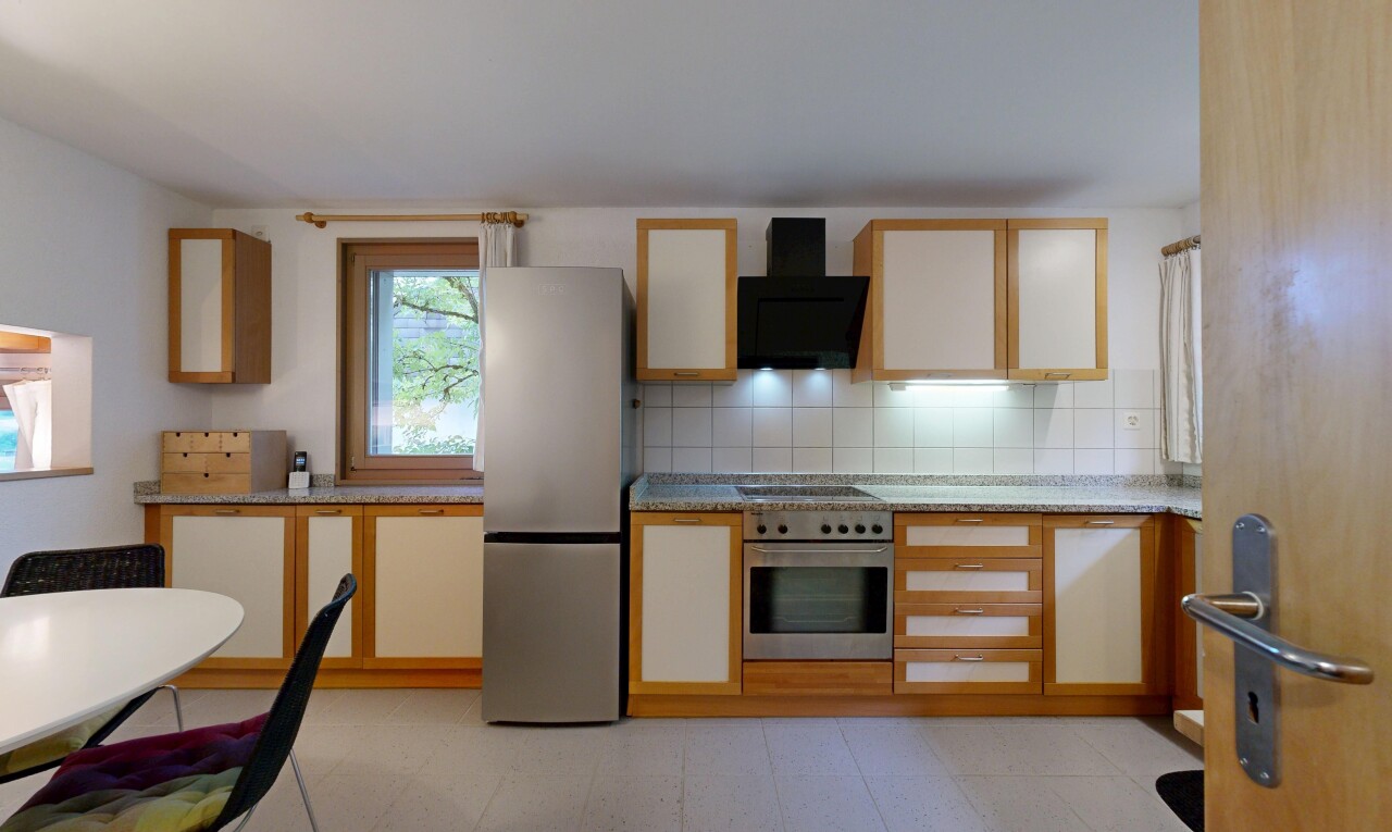 küche mit kühlschrank, dunstabzugshaube, ofen, light floor, und küchenrückwand beim herd