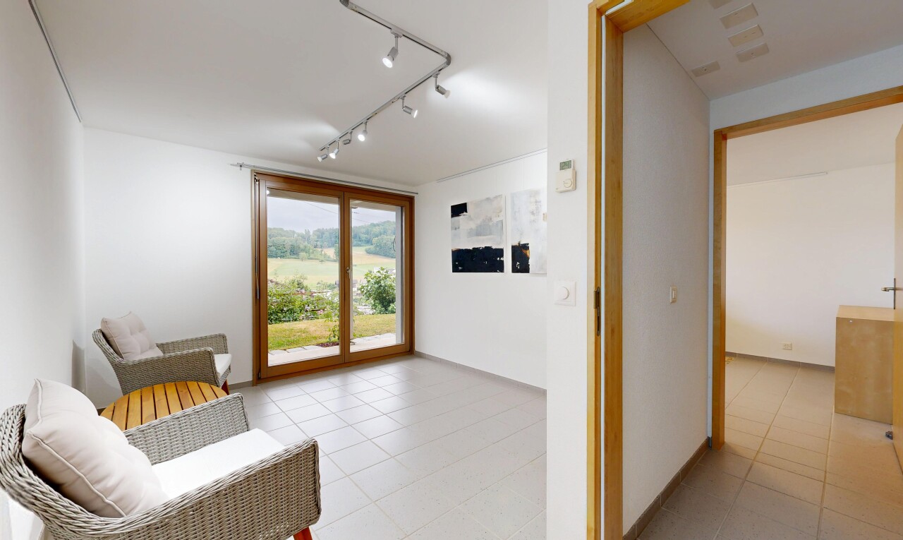 wohnzimmer mit inside property, gipskartonwand, drywall, deckenbeleuchtung, und track lighting