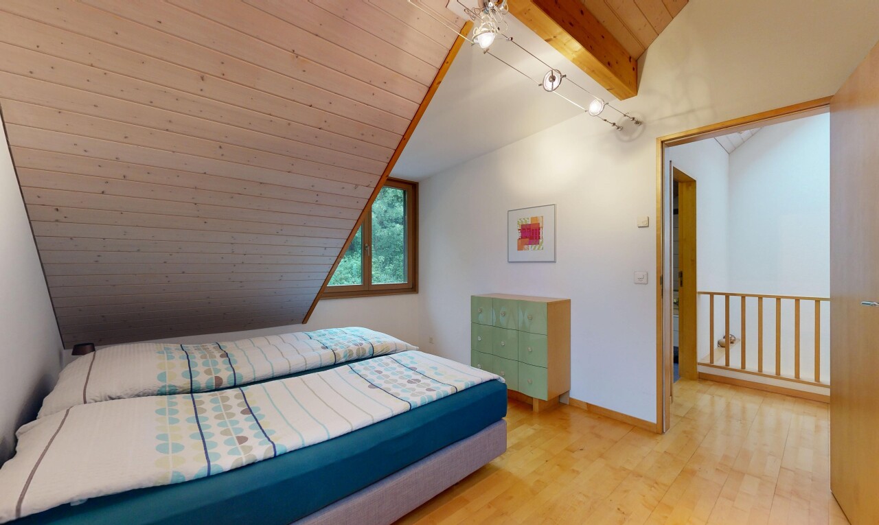 zimmer / schlafzimmer mit holzdecke, wood ceiling, dachschräge, vaulted ceiling, und balkendecke