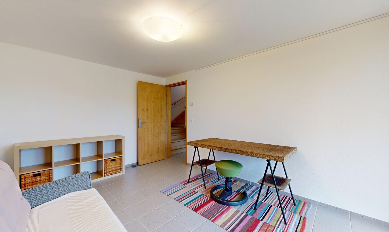 zimmer / schlafzimmer mit gipskartonwand, drywall, inside property, und light floor