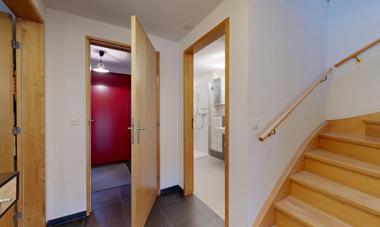 treppe mit treppen, inside property, gipskartonwand, drywall, und fliesenboden