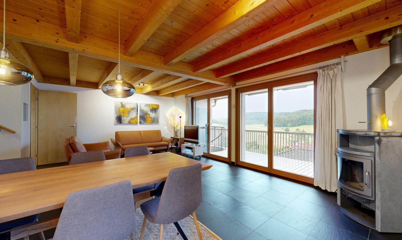 esszimmer mit holzofen, balkendecke, beamed ceiling, natürliches licht, und natural light