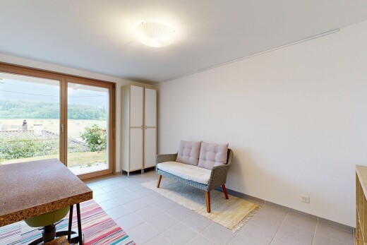 wohnzimmer mit inside property, light floor, natürliches licht, natural light, und gipskartonwand