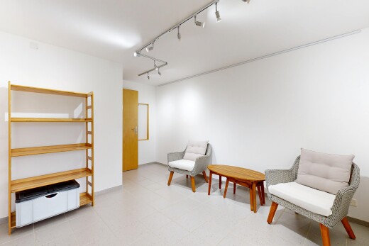 wohnzimmer mit deckenbeleuchtung, track lighting, gipskartonwand, drywall, und light floor