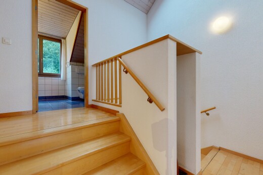 escaliers avec inside property, plinthes murales, baseboards wall, sol en finition bois, et wood finish floor
