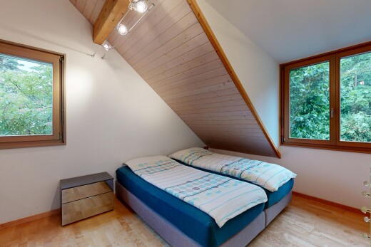 zimmer / schlafzimmer mit inside property, holzfußboden, wood finish floor, holzdecke, und wood ceiling