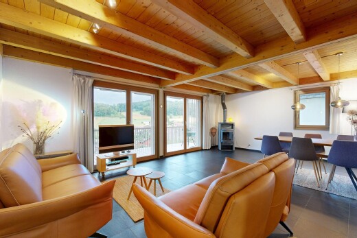 wohn- / esszimmer mit holzofen, balkendecke, beamed ceiling, holzdecke, und wood ceiling