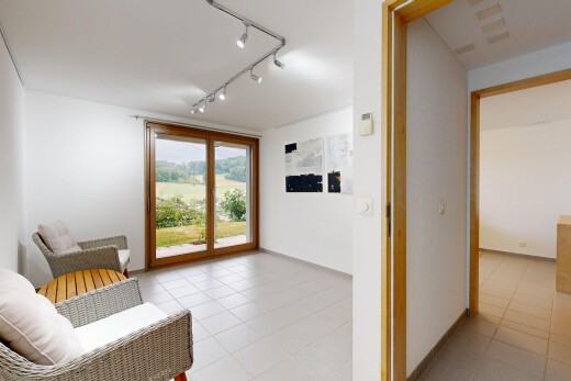 salon avec inside property, cloison sèche, drywall, éclairage sur rail, et track lighting