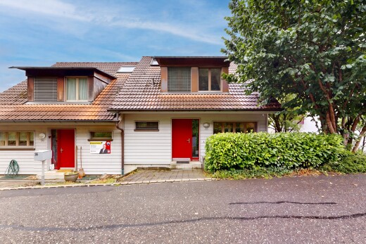 façade avec toit en tuiles, bardage horizontal, property visible, et day time