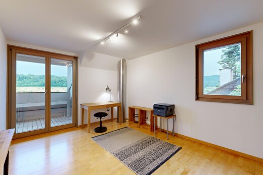 wohnzimmer mit inside property, natürliches licht, natural light, deckenbeleuchtung, und track lighting