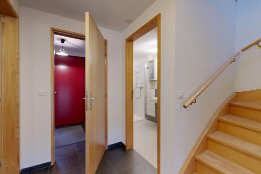 treppe mit treppen, inside property, gipskartonwand, drywall, und fliesenboden