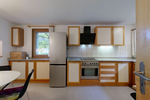 küche mit kühlschrank, dunstabzugshaube, ofen, light floor, und küchenrückwand beim herd