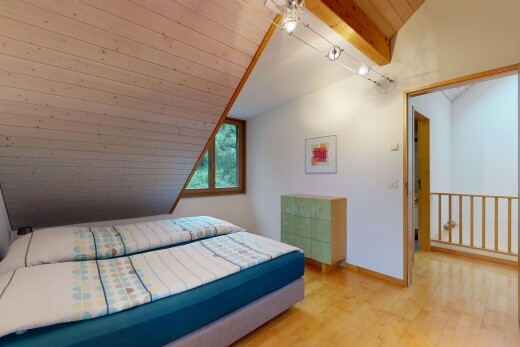 chambre avec plafond en bois, wood ceiling, plafond voûté, vaulted ceiling, et plafond à poutres