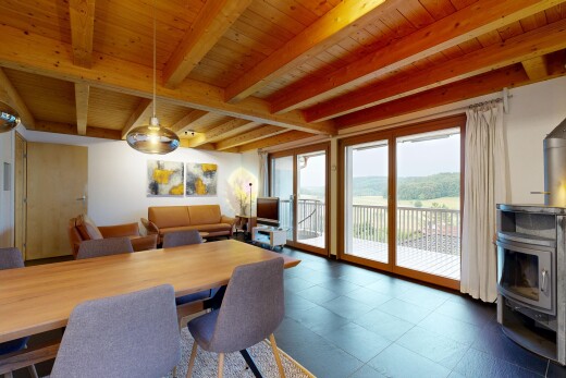 esszimmer mit holzofen, balkendecke, beamed ceiling, natürliches licht, und natural light