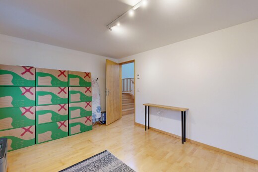 leerer raum mit gipskartonwand, drywall, holzfußboden, wood finish floor, und deckenbeleuchtung