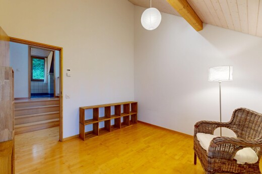 zimmer / schlafzimmer mit dachschräge, vaulted ceiling, inside property, gipskartonwand, und drywall