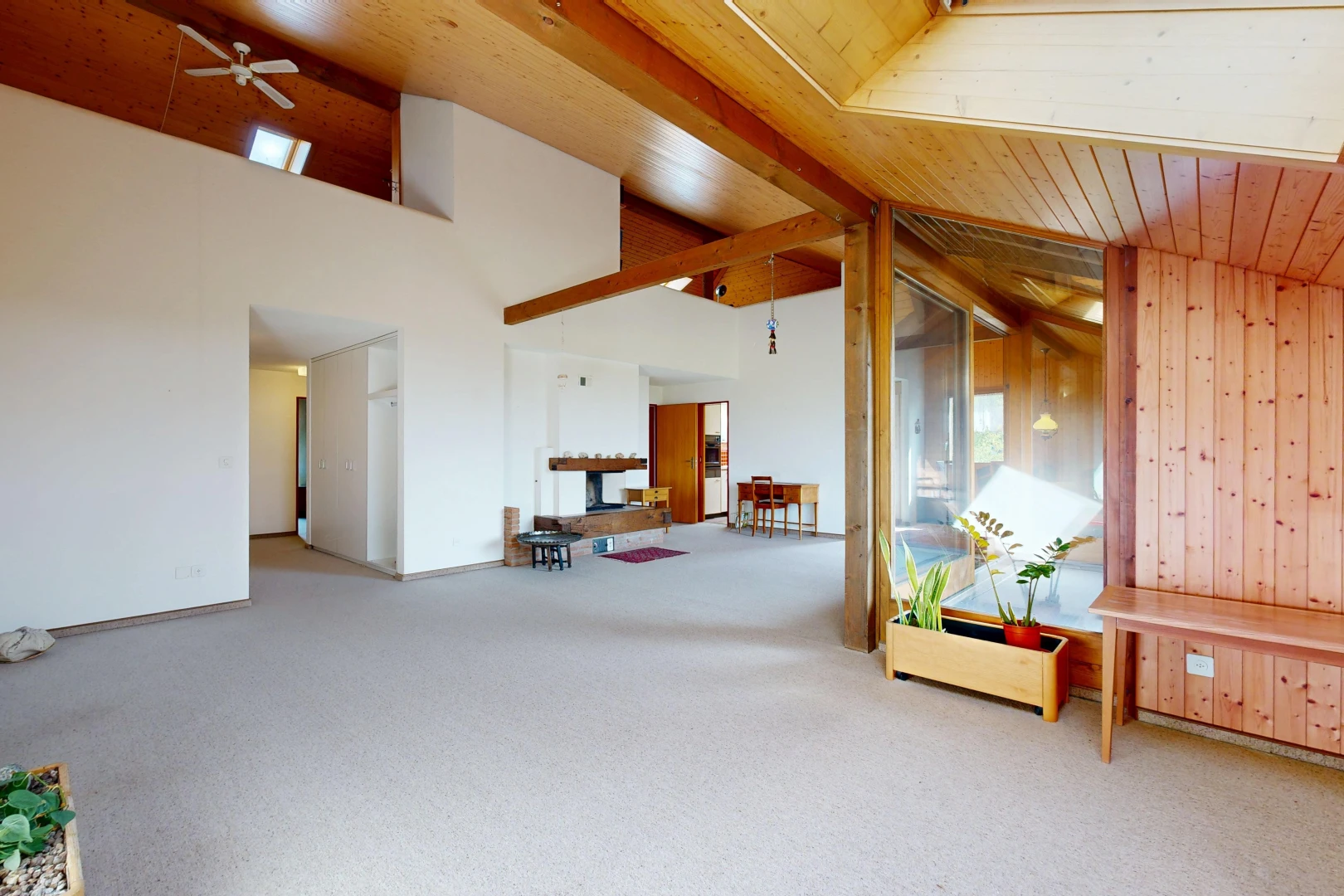 pièce vide avec wood ceiling, plafond en bois, drywall, cloison sèche, et high end ceiling