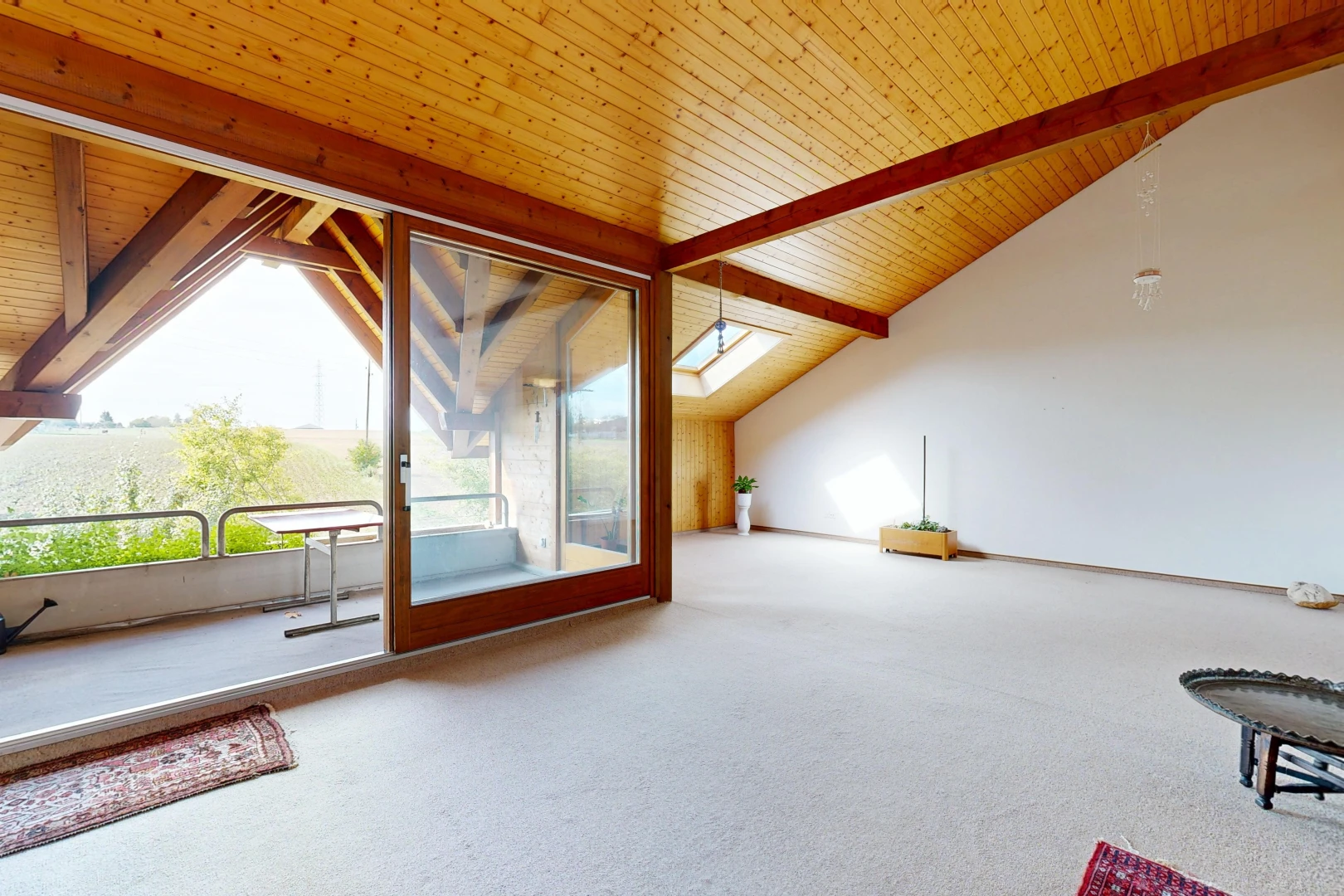 pièce vide avec vaulted ceiling, plafond voûté, drywall, cloison sèche, et high end ceiling