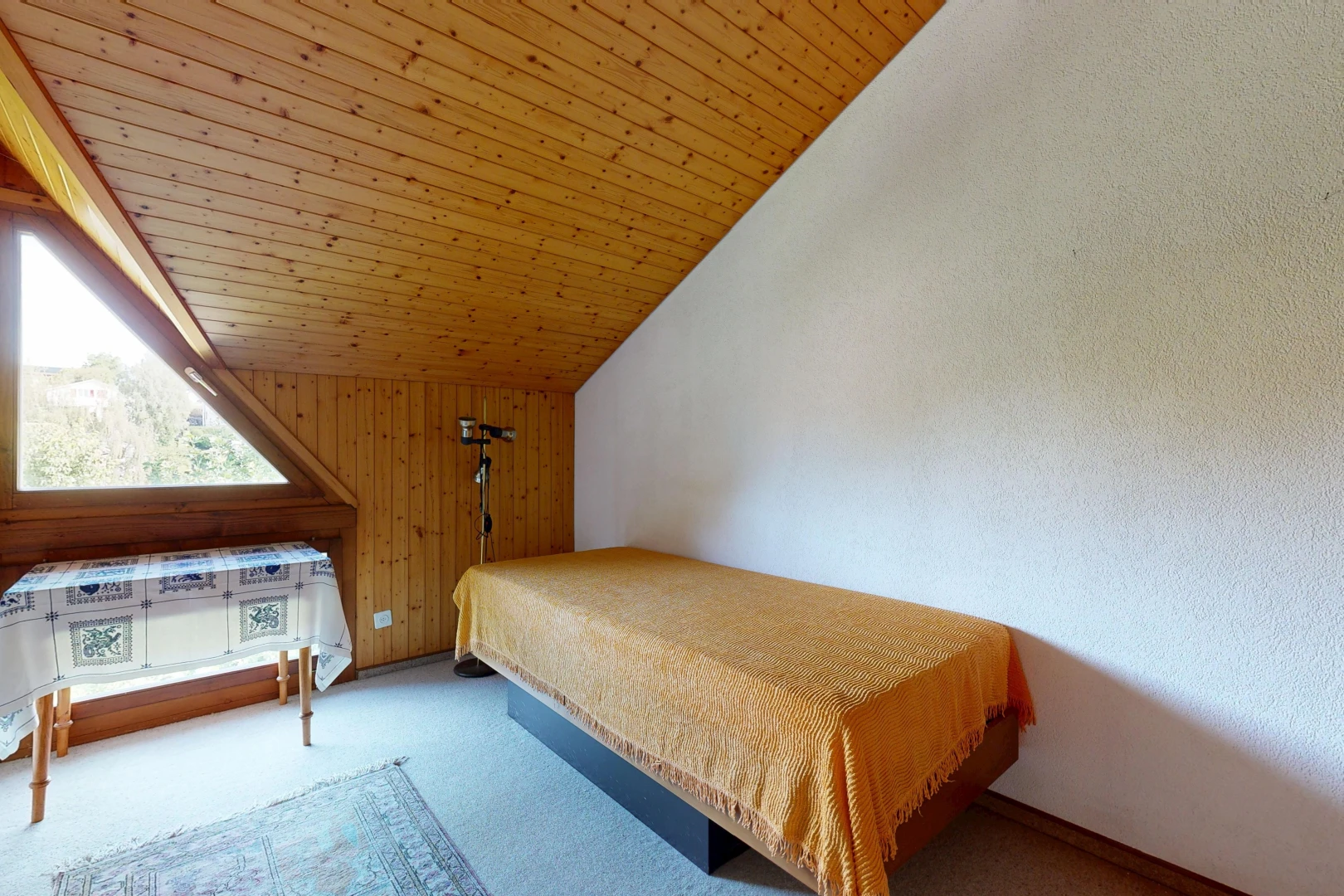 chambre avec wood wall, mur en bois, dated wood wall, vaulted ceiling, et plafond voûté