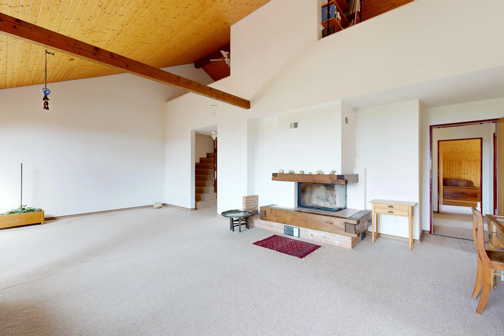 salon avec high end ceiling, drywall, cloison sèche, escaliers, et high ceiling