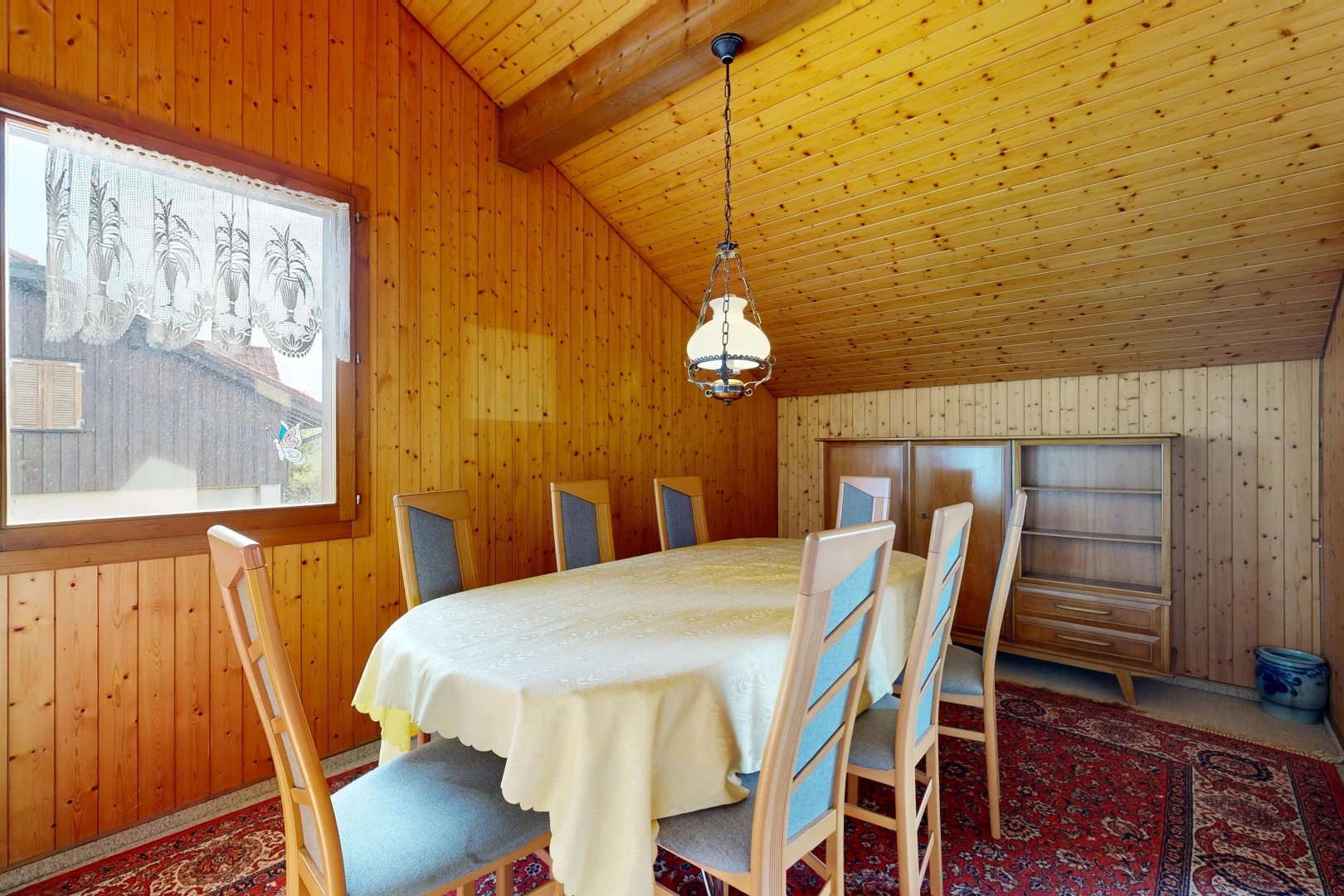 salle à manger avec vaulted ceiling, plafond voûté, dated wood wall, wood wall, et mur en bois