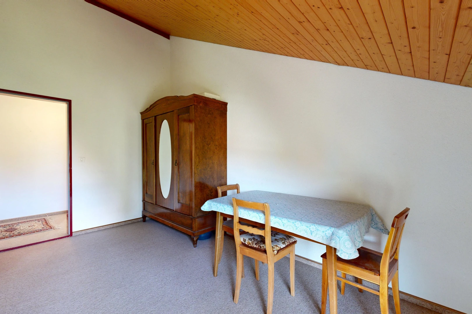 salle à manger avec plafond voûté, vaulted ceiling, plafond en bois, wood ceiling, et cloison sèche