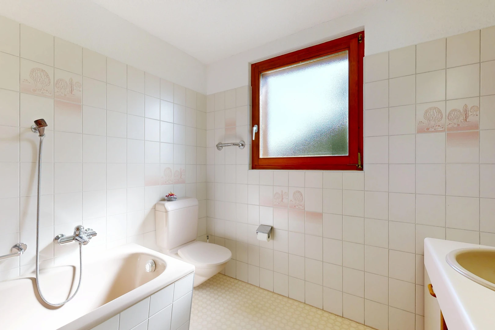 salle de bains avec bain, salle de bain complète, tile wall, mur en carrelage, et toilette