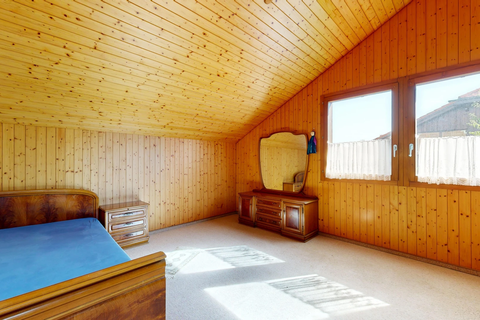 chambre avec vaulted ceiling, plafond voûté, dated wood wall, wood wall, et mur en bois