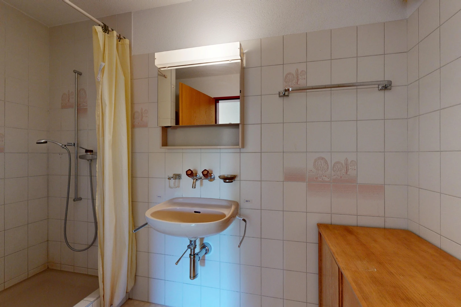 salle de bains avec miroir, douche, salle de bain complète, inside property, et mur en carrelage