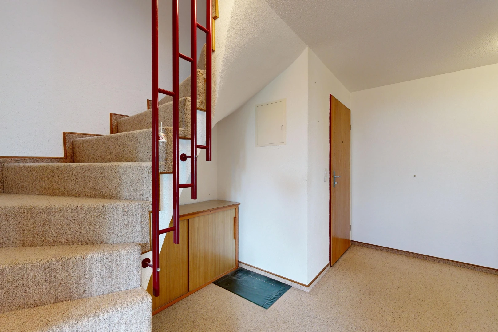 escaliers avec escaliers, carpet stairs, cloison sèche, drywall, et light floor