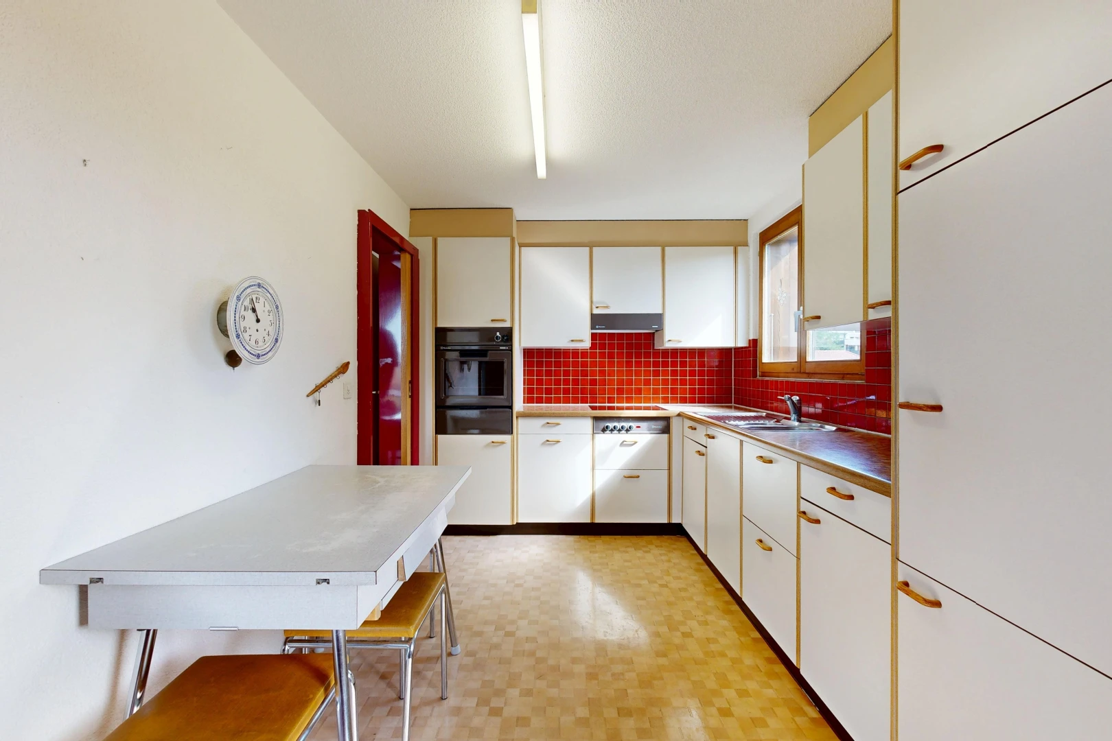cuisine avec light floor, white cabinets, armoires blanches, drywall, et cloison sèche