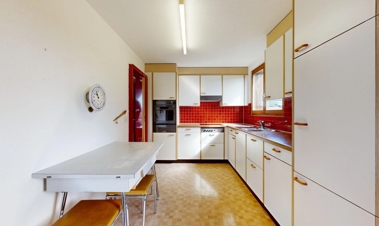 cuisine avec light floor, white cabinets, armoires blanches, drywall, et cloison sèche