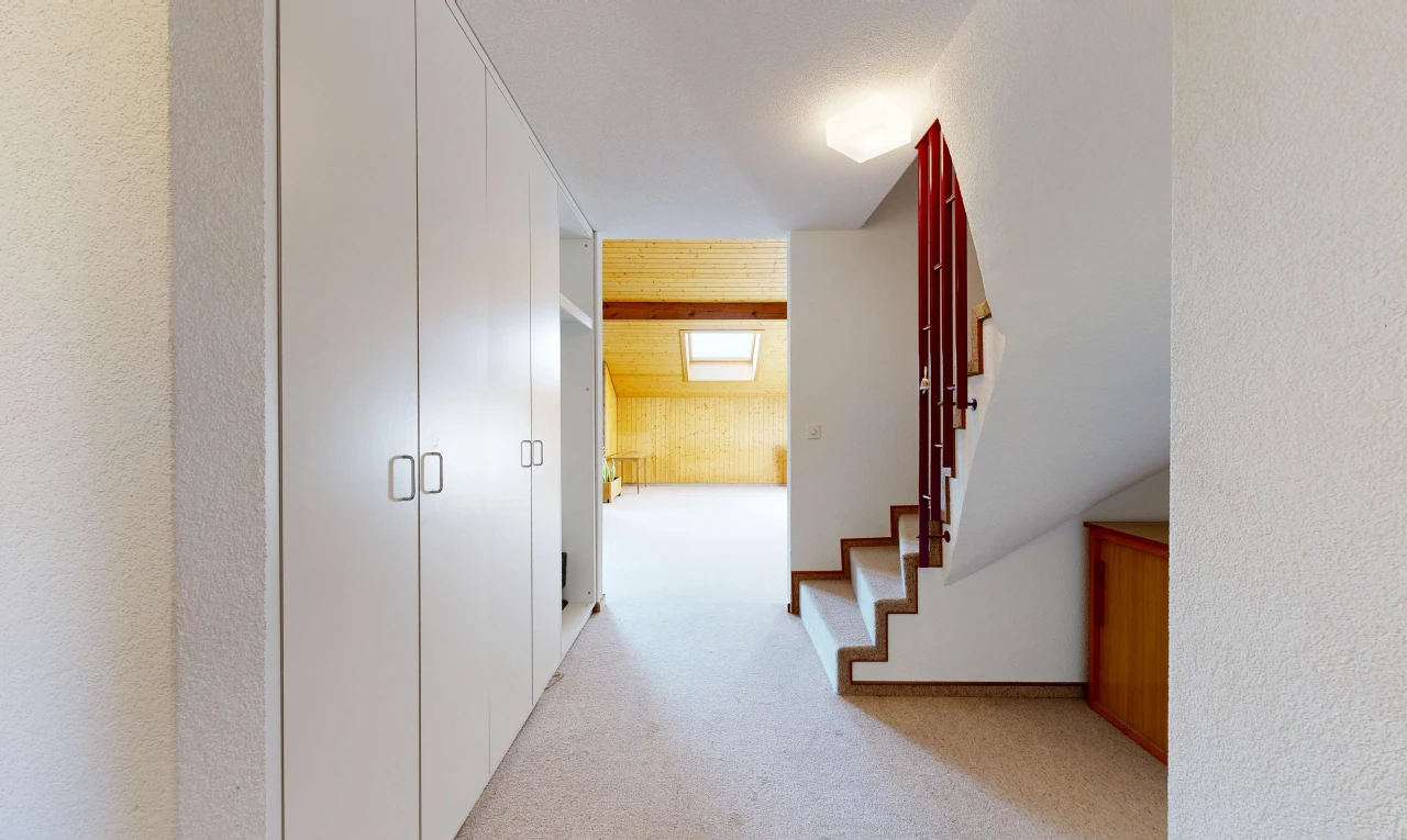 couloir avec escaliers, carpet stairs, moquette, carpet, et light floor