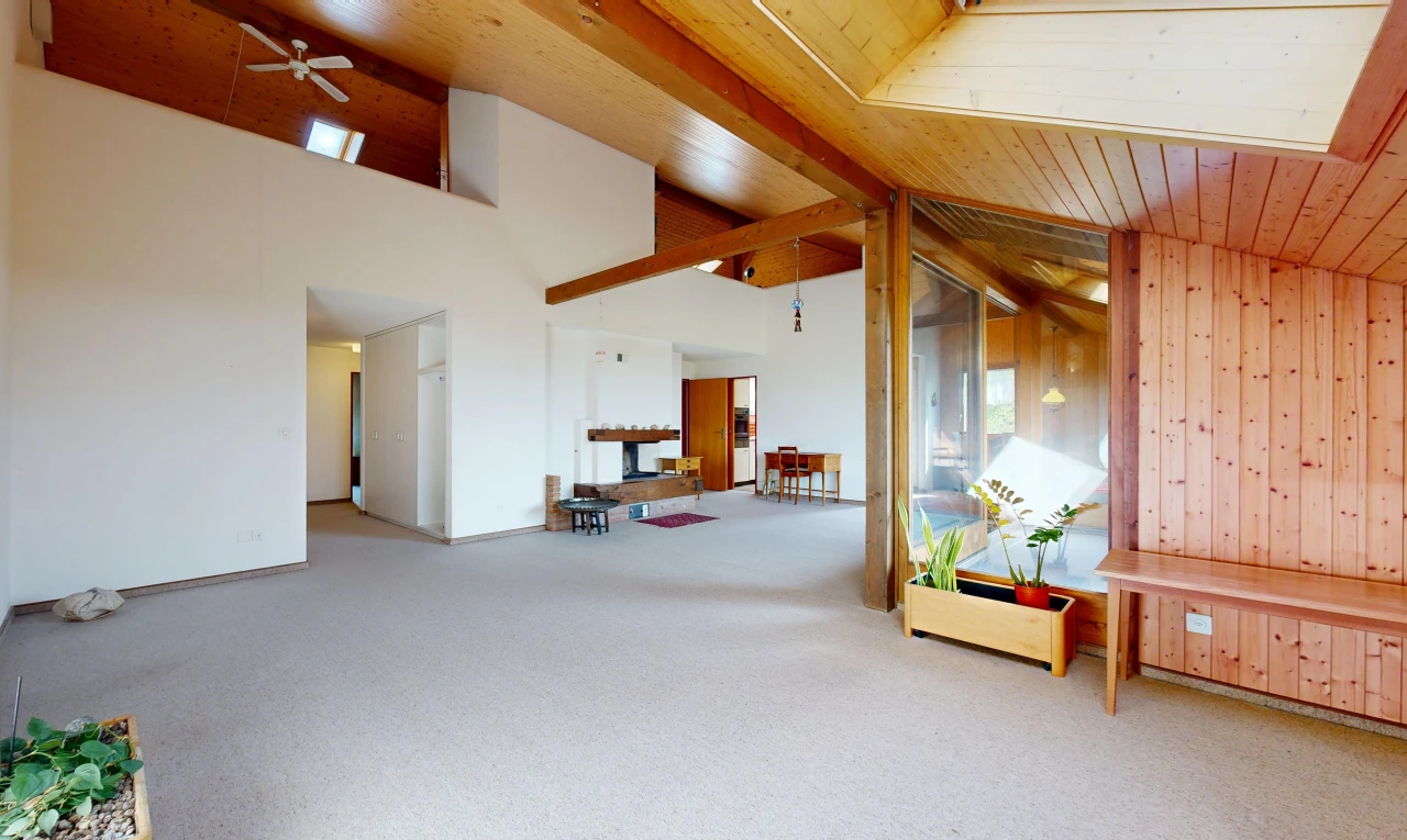 pièce vide avec wood ceiling, plafond en bois, drywall, cloison sèche, et high end ceiling