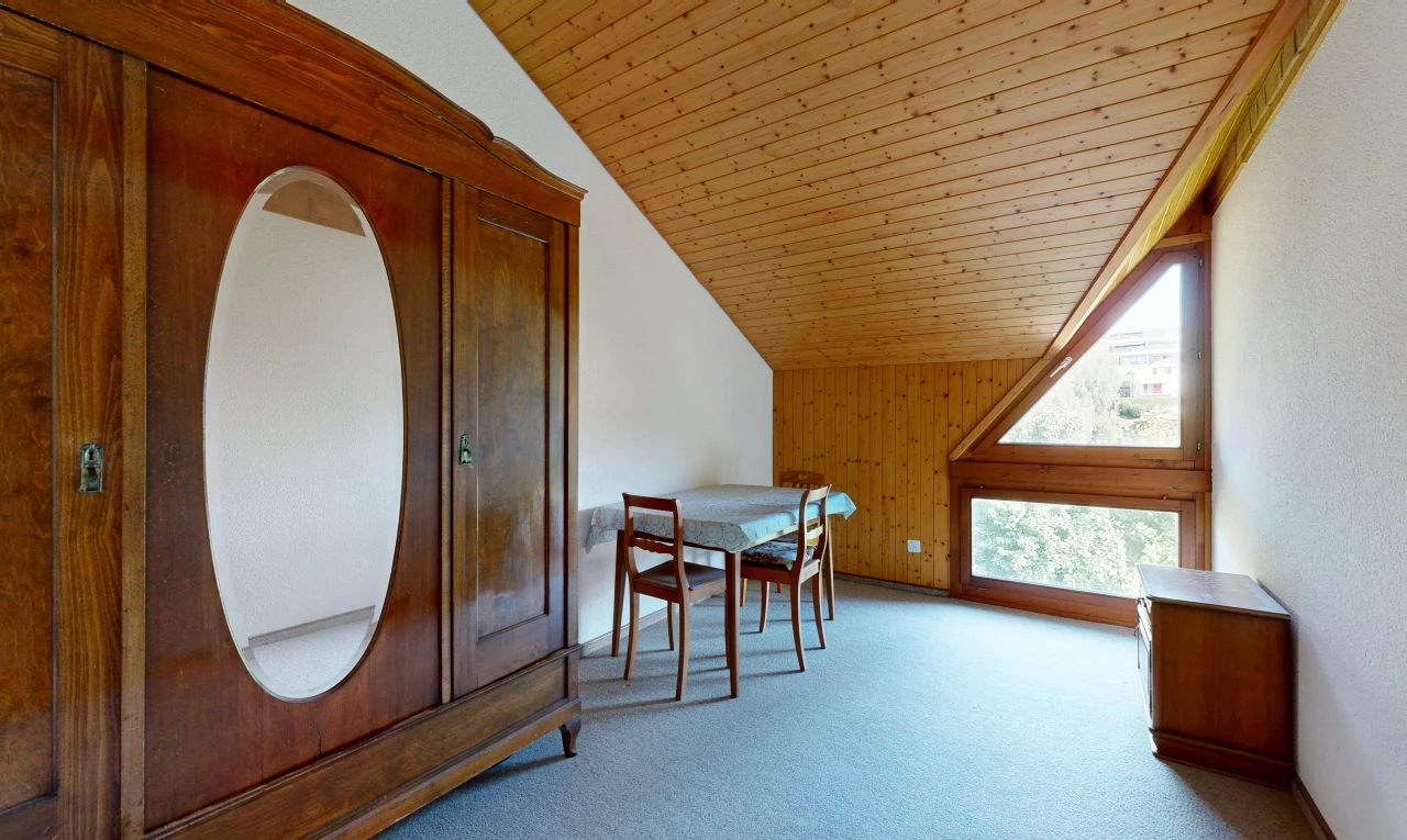 salle à manger avec vaulted ceiling, plafond voûté, wood ceiling, plafond en bois, et wood wall