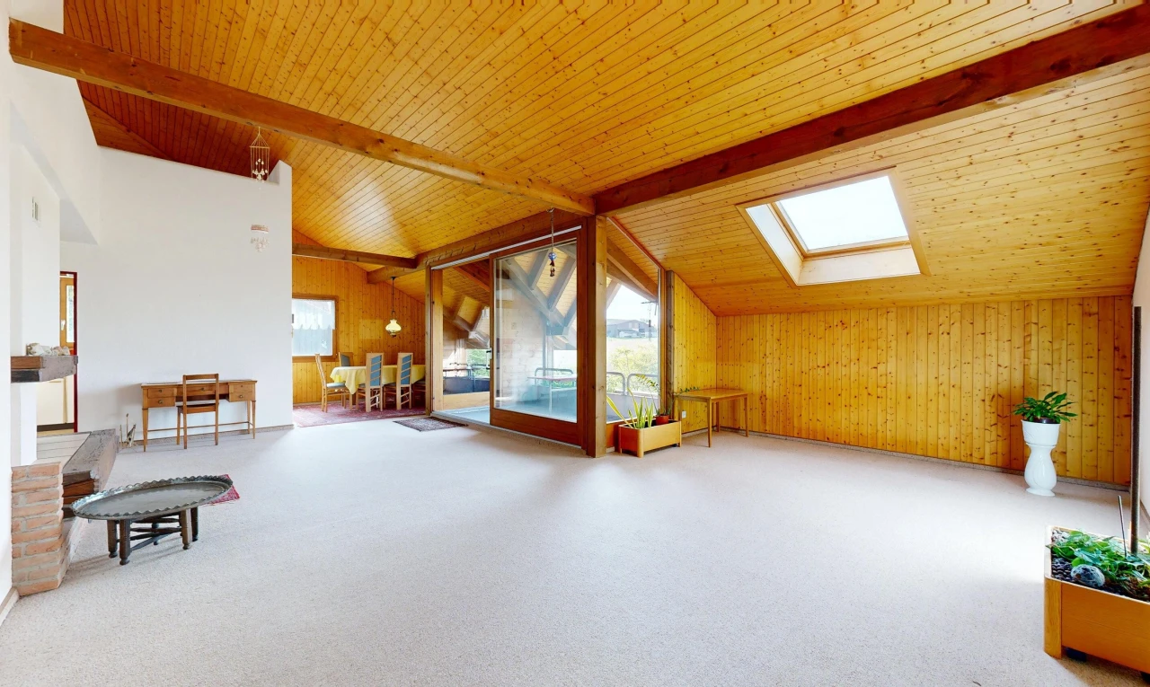 pièce vide avec vaulted ceiling, plafond voûté, puits de lumière, accès à l'extérieur, et beamed ceiling
