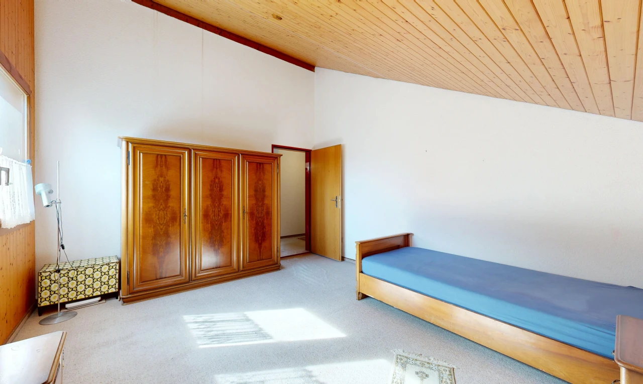 chambre avec vaulted ceiling, plafond voûté, carpet, moquette, et wood ceiling