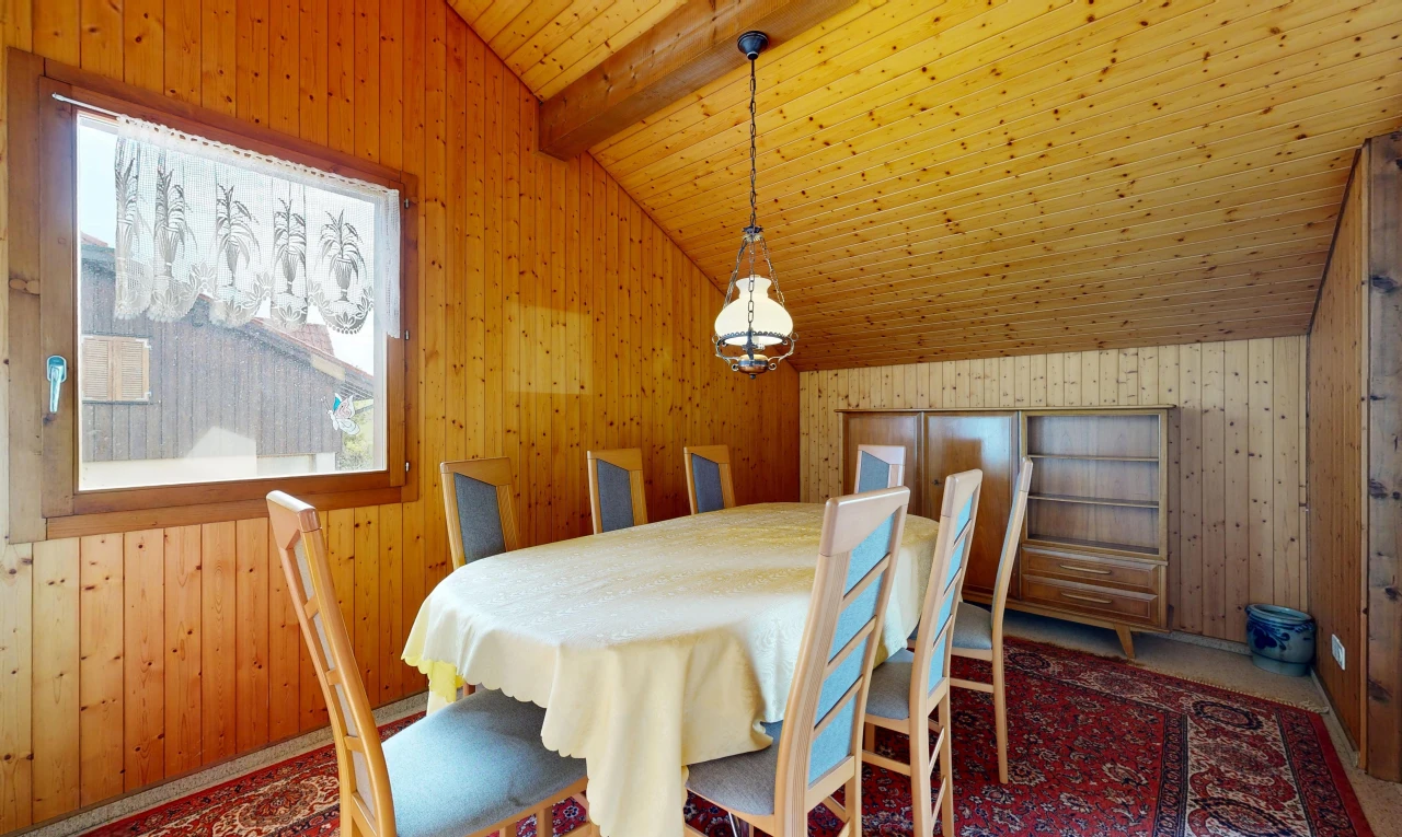 salle à manger avec vaulted ceiling, plafond voûté, dated wood wall, wood wall, et mur en bois