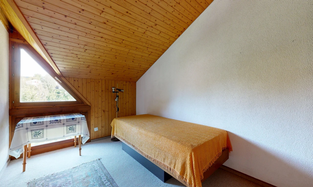 chambre avec wood wall, mur en bois, dated wood wall, vaulted ceiling, et plafond voûté