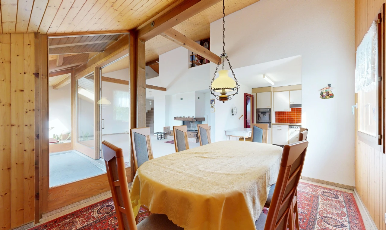 salle à manger avec high end ceiling, escaliers, wood ceiling, plafond en bois, et inside property